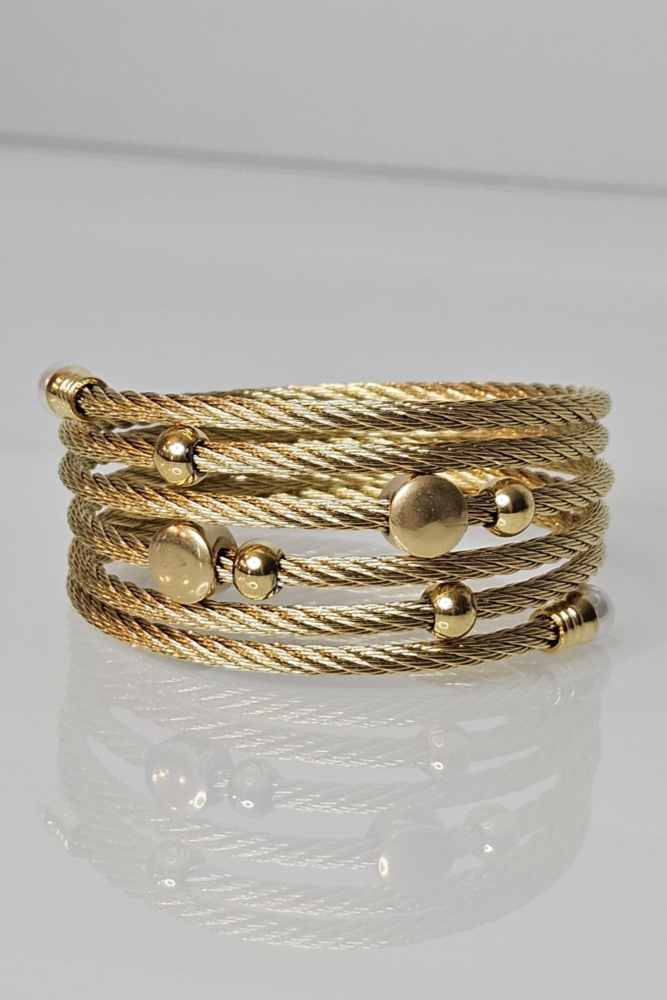 BANGLE DORADO CABLE MARINO CON ESFERAS Y PERLAS