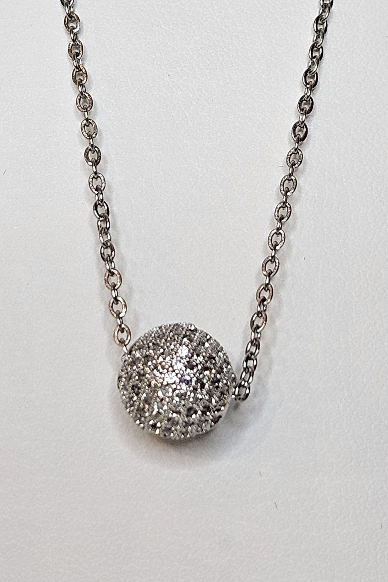 CADENA PLATEADA CON PENDANT DE ESFERA CON BRILLANTES