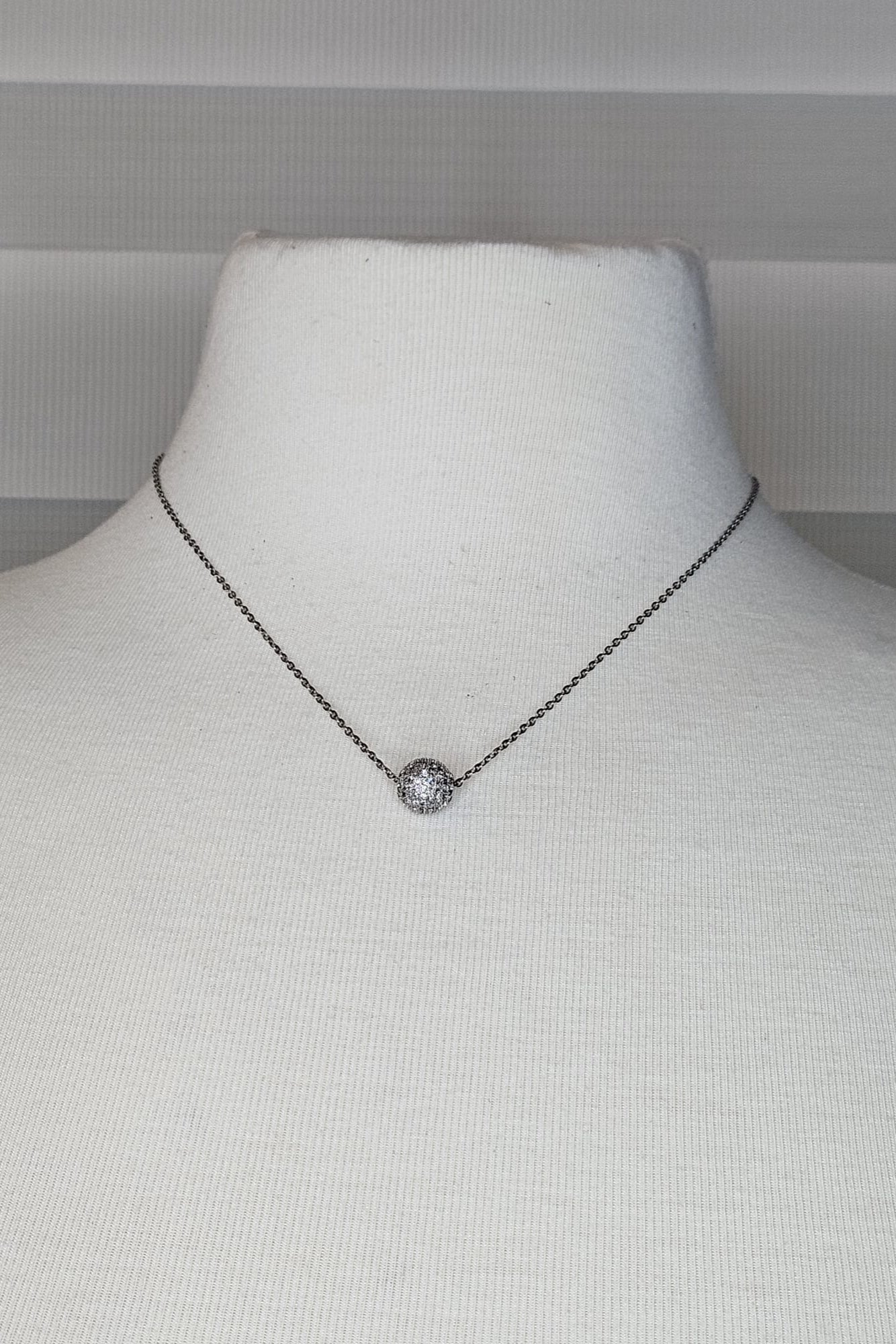 CADENA PLATEADA CON PENDANT DE ESFERA CON BRILLANTES