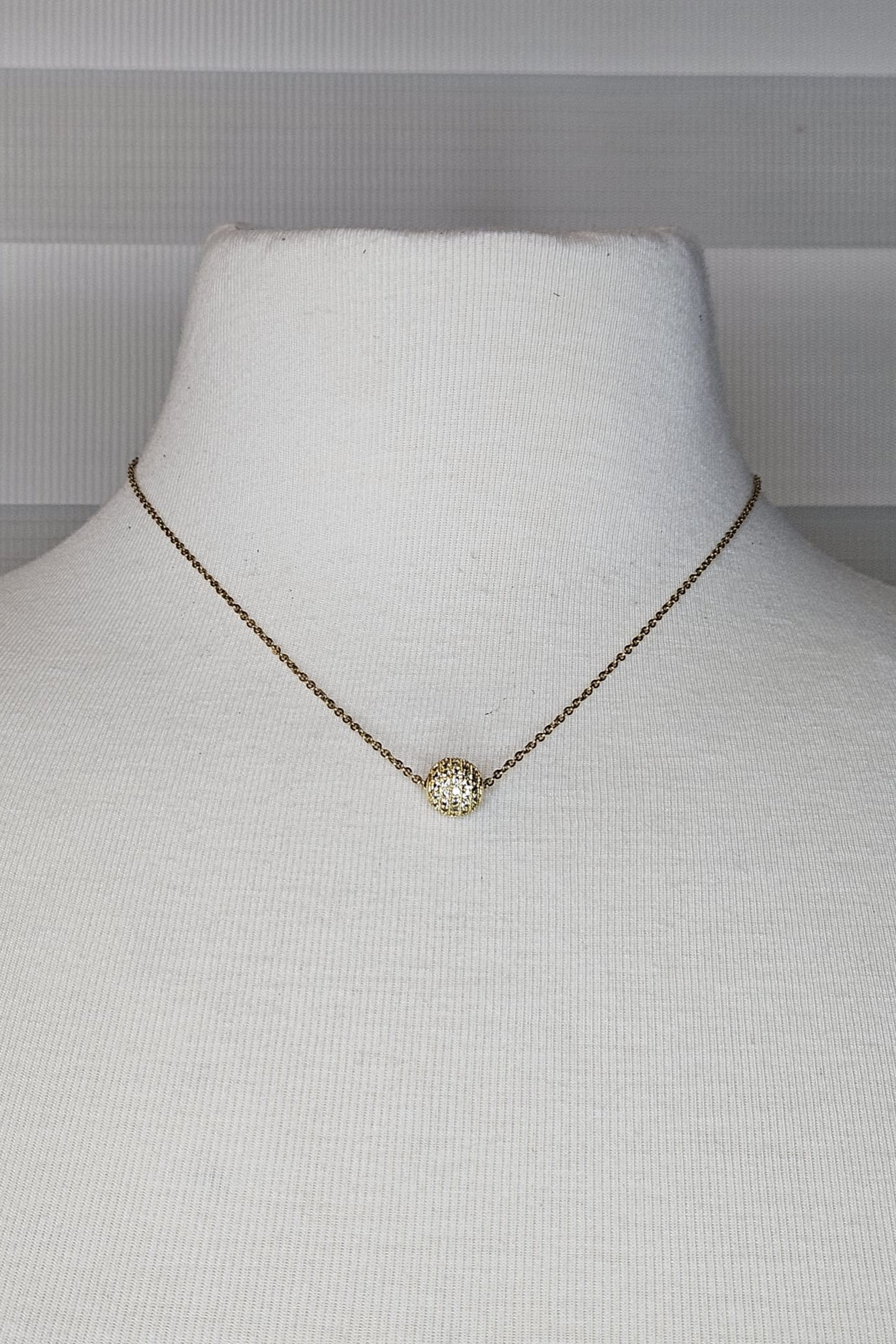 CADENA DORADA CON PENDANT DE ESFERA CON BRILLANTES