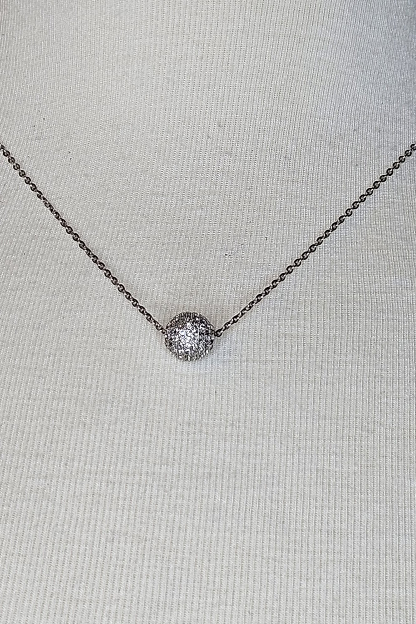 CADENA PLATEADA CON PENDANT DE ESFERA CON BRILLANTES