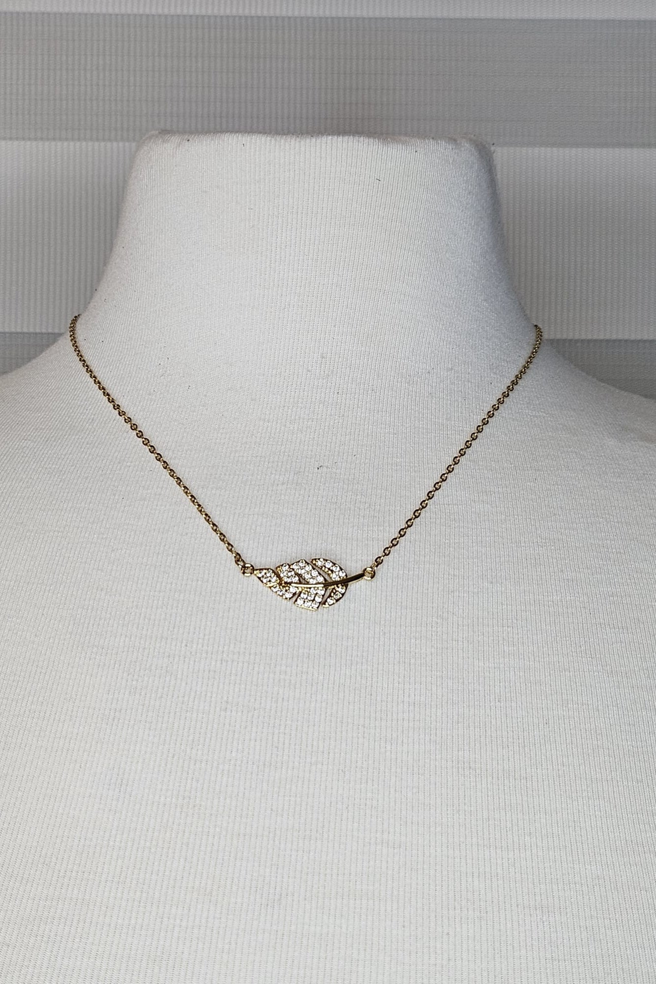 CADENA DORADA DE HOJA CON BRILLANTES