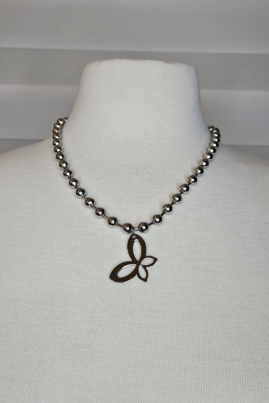 COLLAR PLATEADO DE ESFERAS CON PENDANT DE MARIPOSA