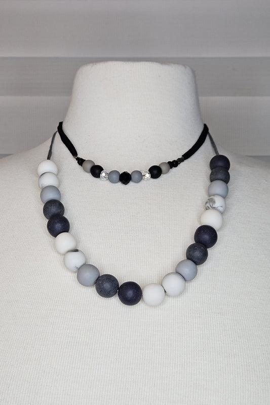 COLLAR EN LAYERS CON ESFERAS GRISES, BLANCAS Y NEGRAS