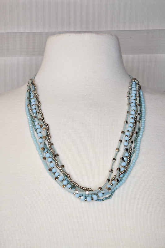 COLLAR EN LAYERS AZUL CON DETALLES PLATEADOS