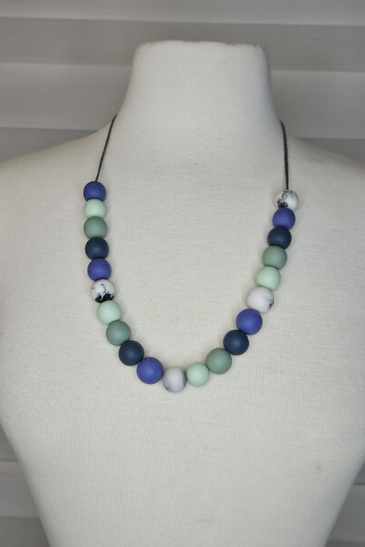 COLLAR CON ESFERAS AZULES, VERDES Y BLANCAS