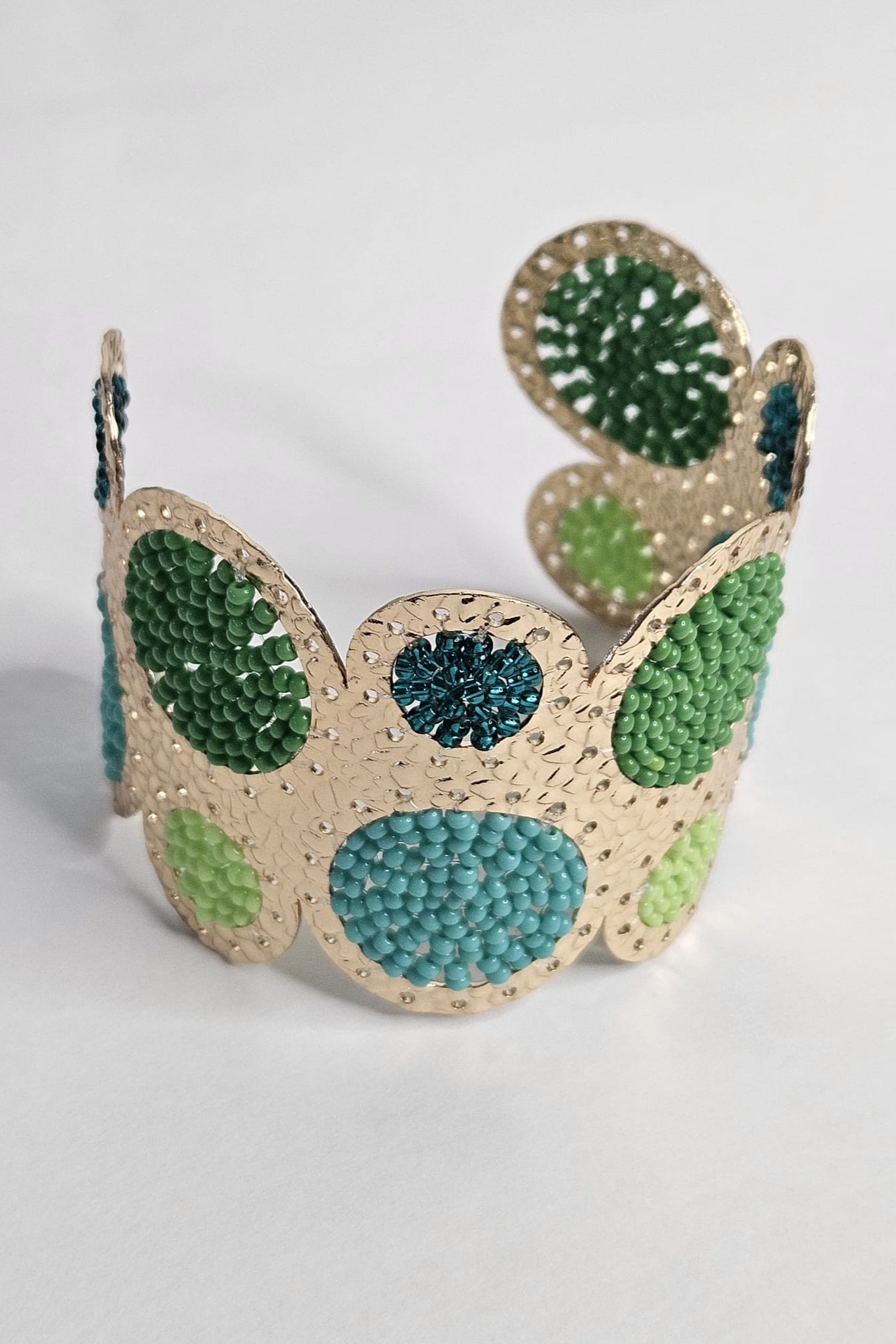 SET DE BRAZALETE Y ARETES DORADO CON VERDE, LIMA Y TURQUESA