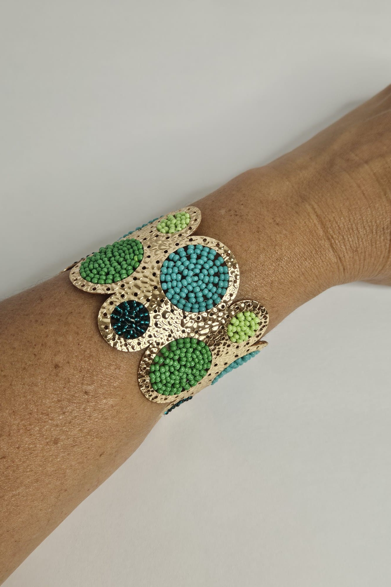 SET DE BRAZALETE Y ARETES DORADO CON VERDE, LIMA Y TURQUESA