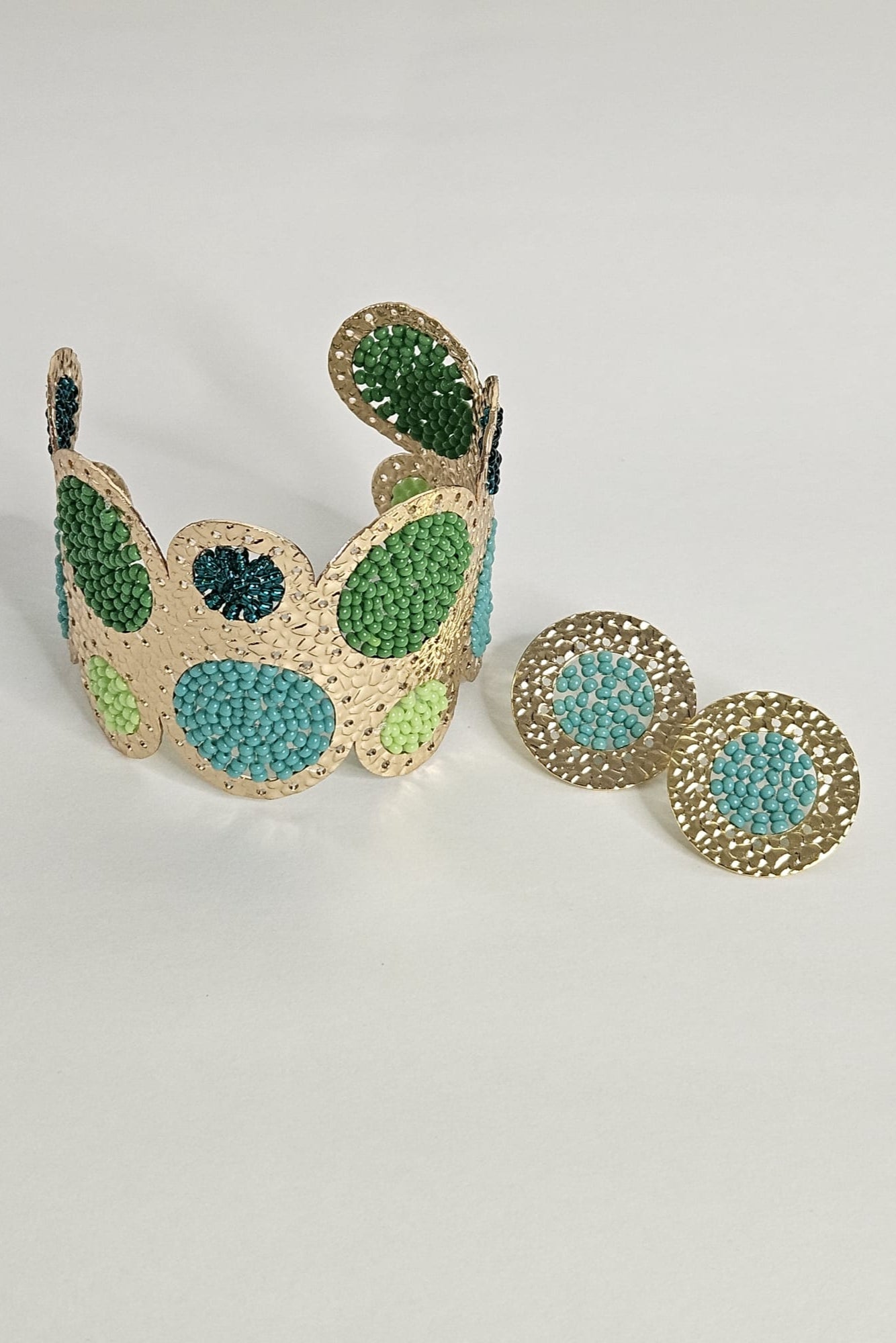 SET DE BRAZALETE Y ARETES DORADO CON VERDE, LIMA Y TURQUESA