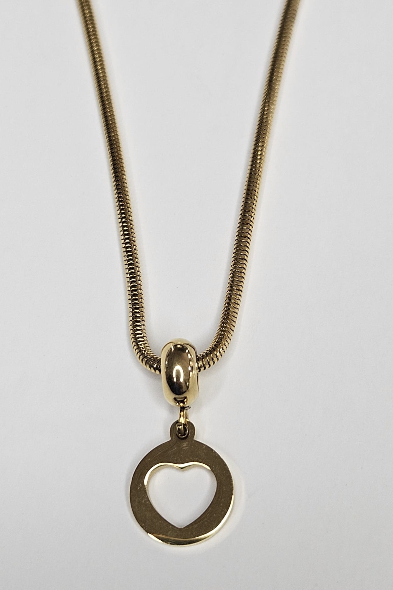 CADENA DORADA CON PENDANT CIRCULAR DE CORAZÓN