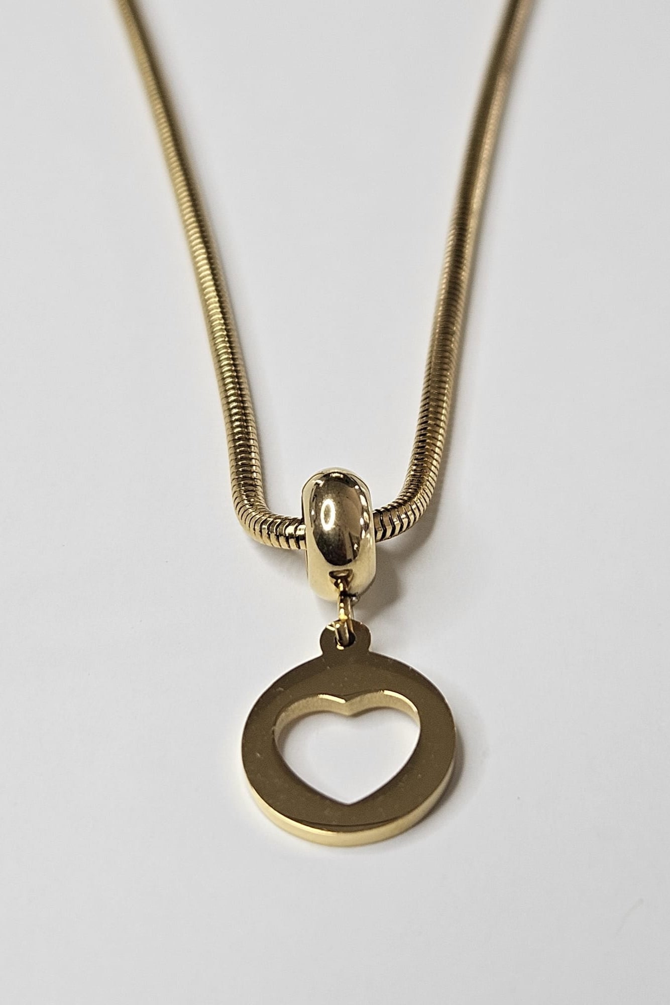 CADENA DORADA CON PENDANT CIRCULAR DE CORAZÓN