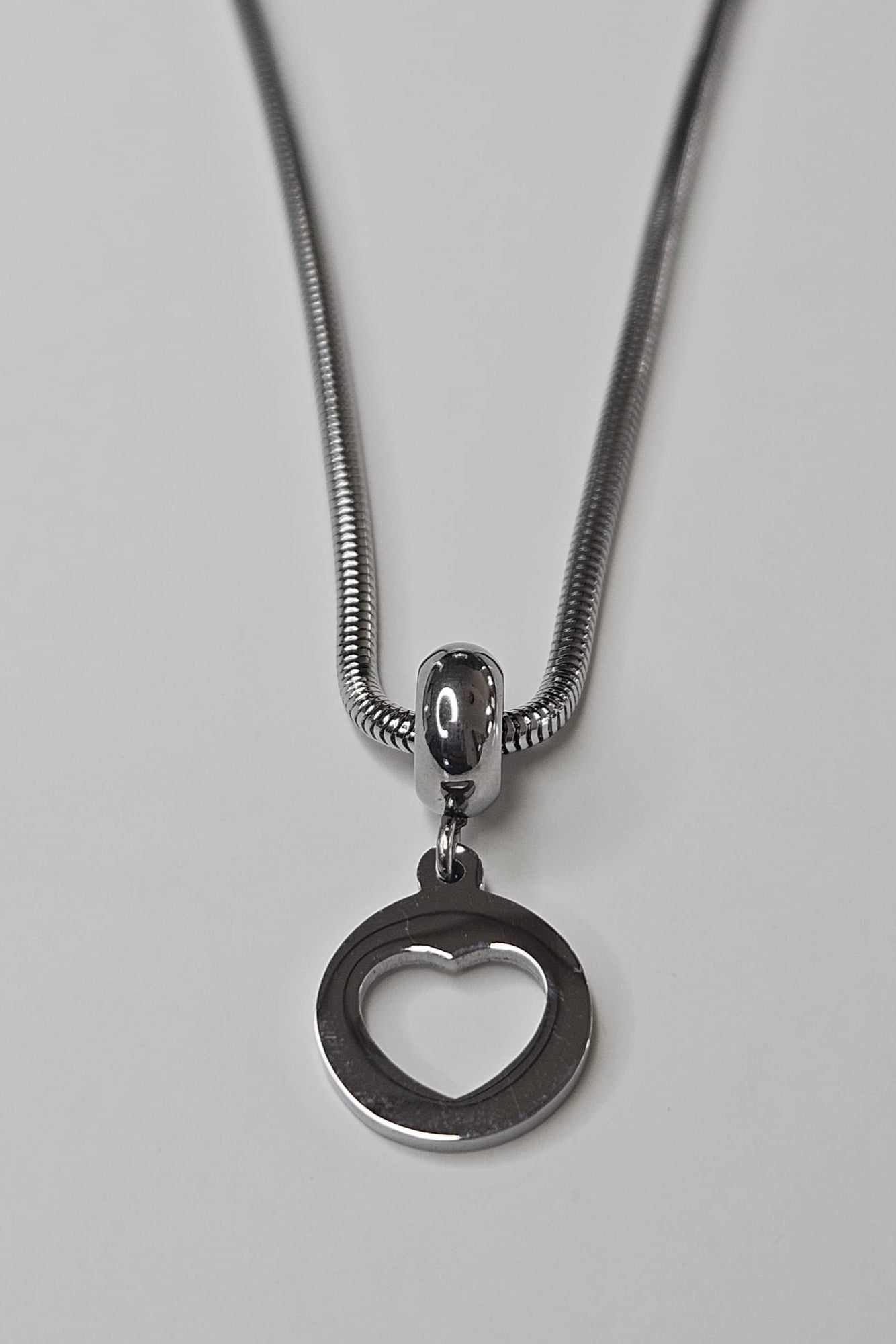 CADENA PLATEADA CON PENDANT CIRCULAR DE CORAZÓN