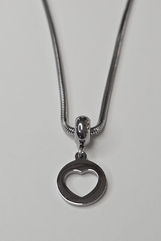 CADENA PLATEADA CON PENDANT CIRCULAR DE CORAZÓN