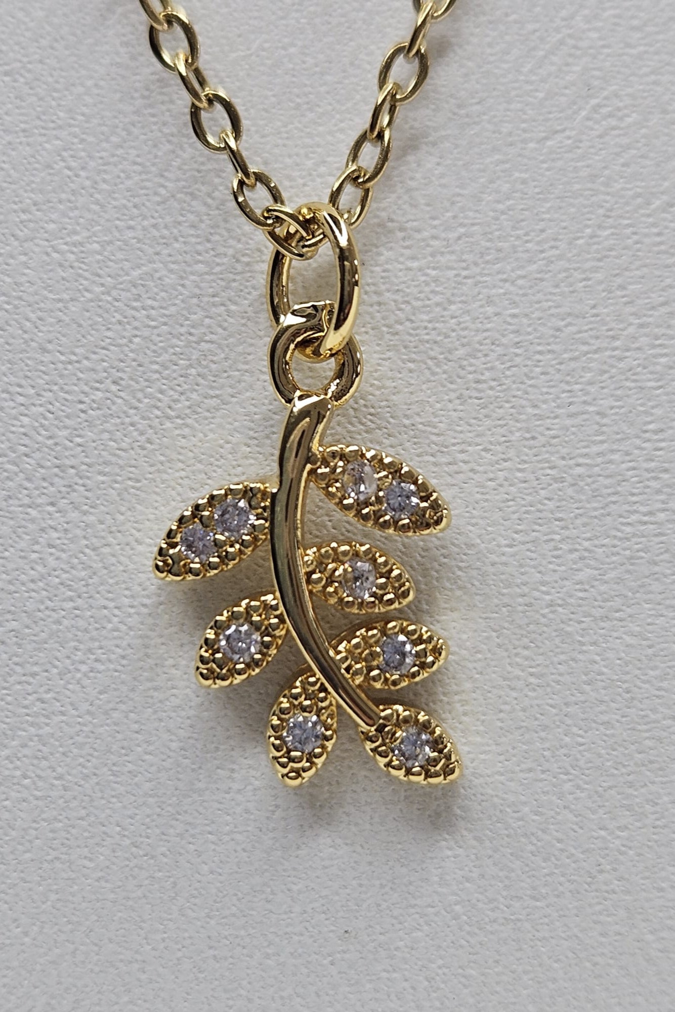 CADENA DORADA CON PENDANT DE HOJA PEQUEÑA CON BRILLANTES