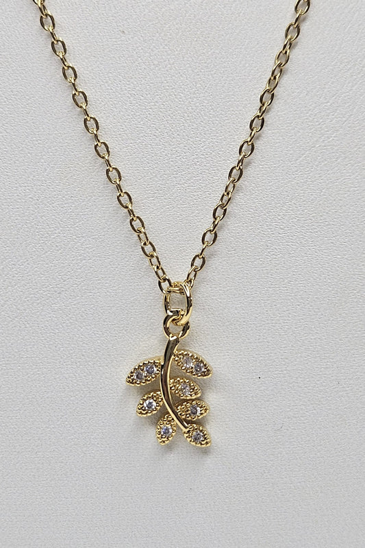 CADENA DORADA CON PENDANT DE HOJA PEQUEÑA CON BRILLANTES