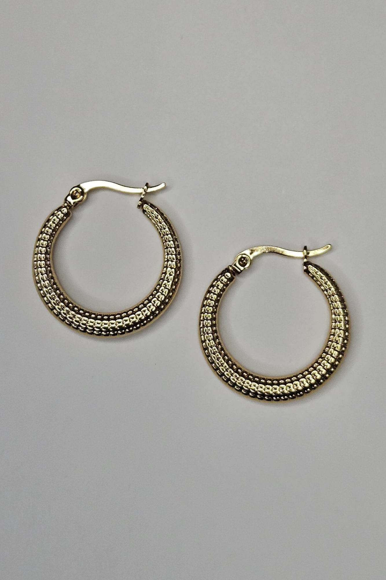 PANTALLAS DORADAS DE ARGOLLAS CON TEXTURA