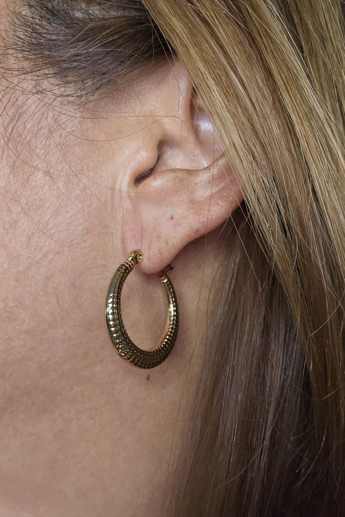 PANTALLAS DORADAS DE ARGOLLAS CON TEXTURA