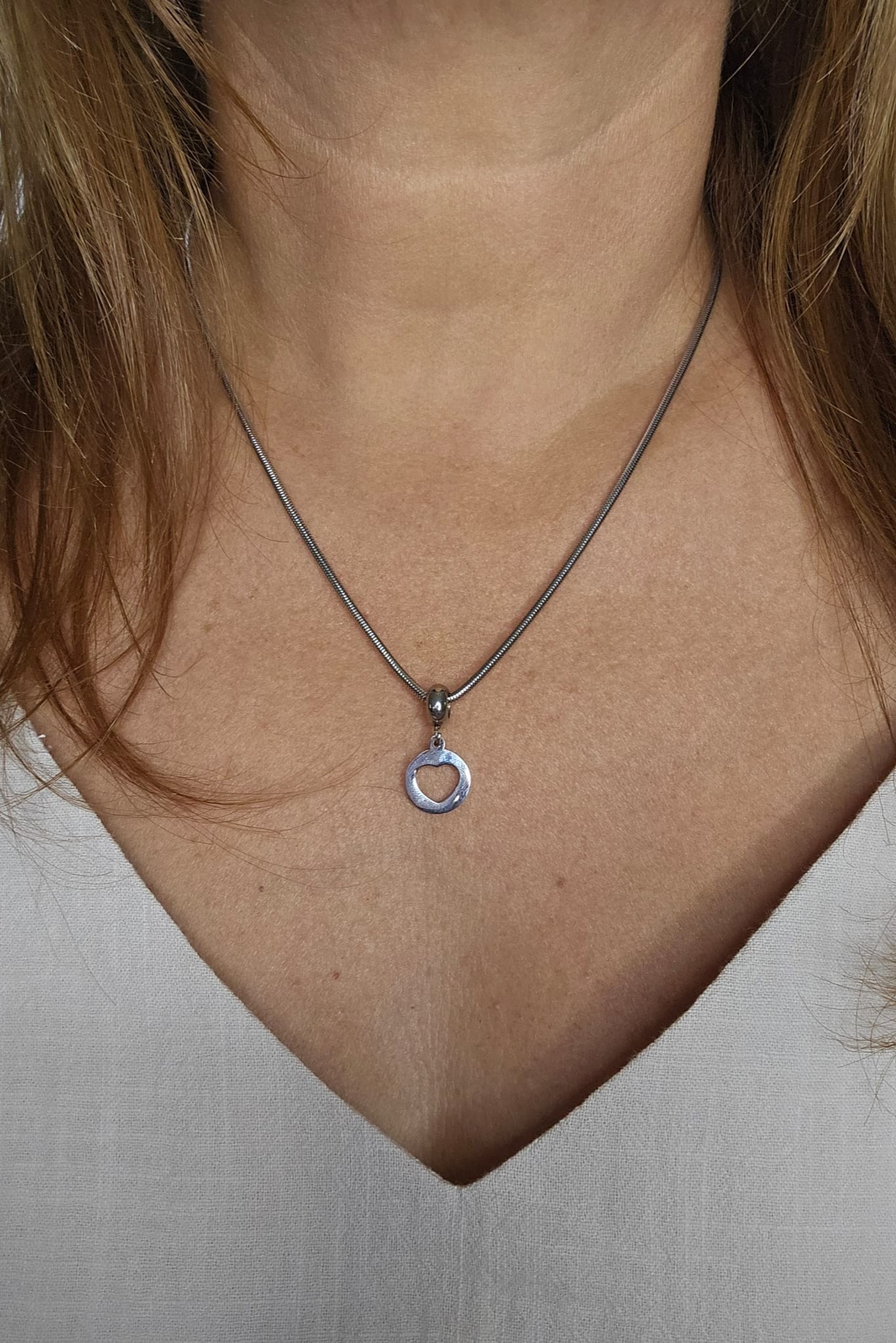 CADENA PLATEADA CON PENDANT CIRCULAR DE CORAZÓN