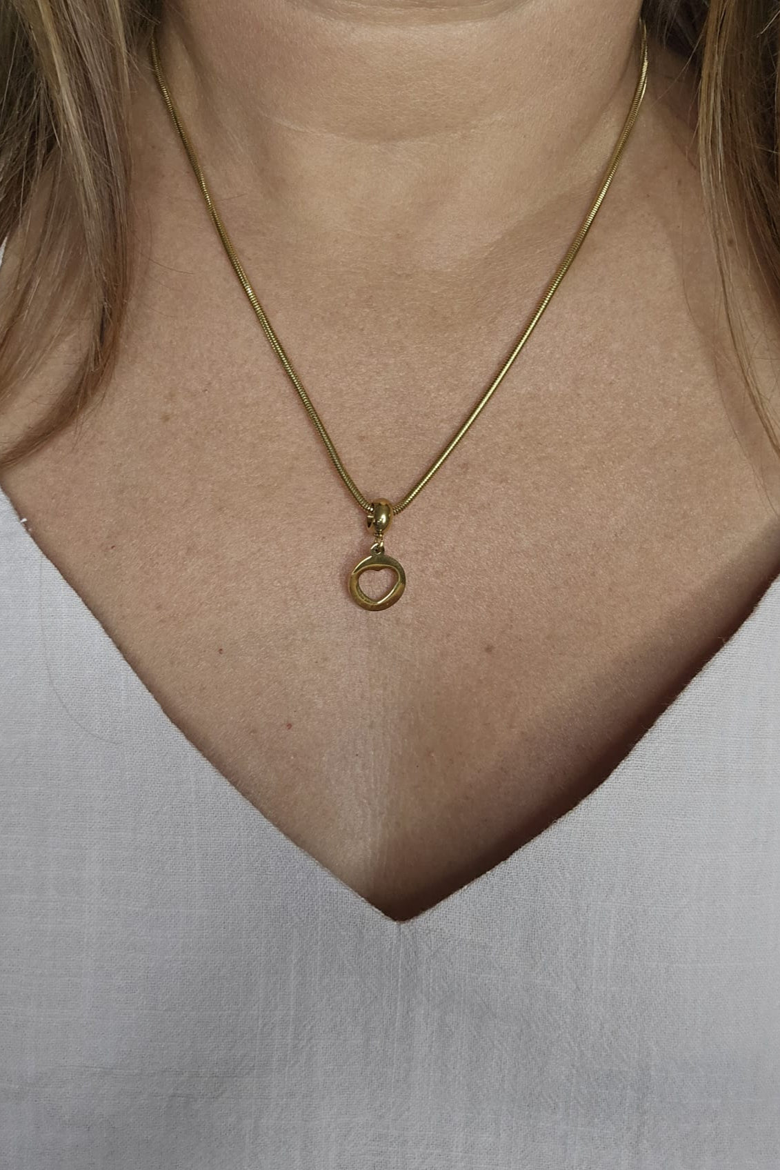 CADENA DORADA CON PENDANT CIRCULAR DE CORAZÓN