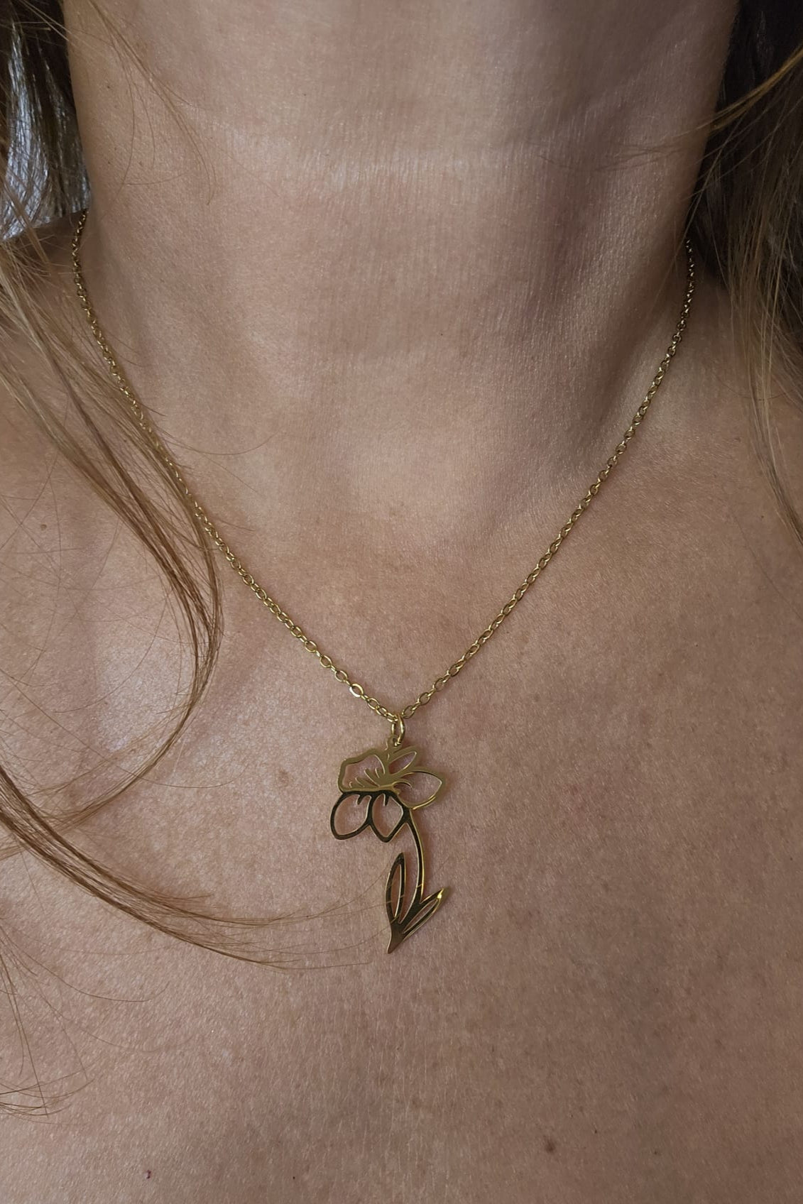 CADENA DORADA CON PENDANT DE FLOR