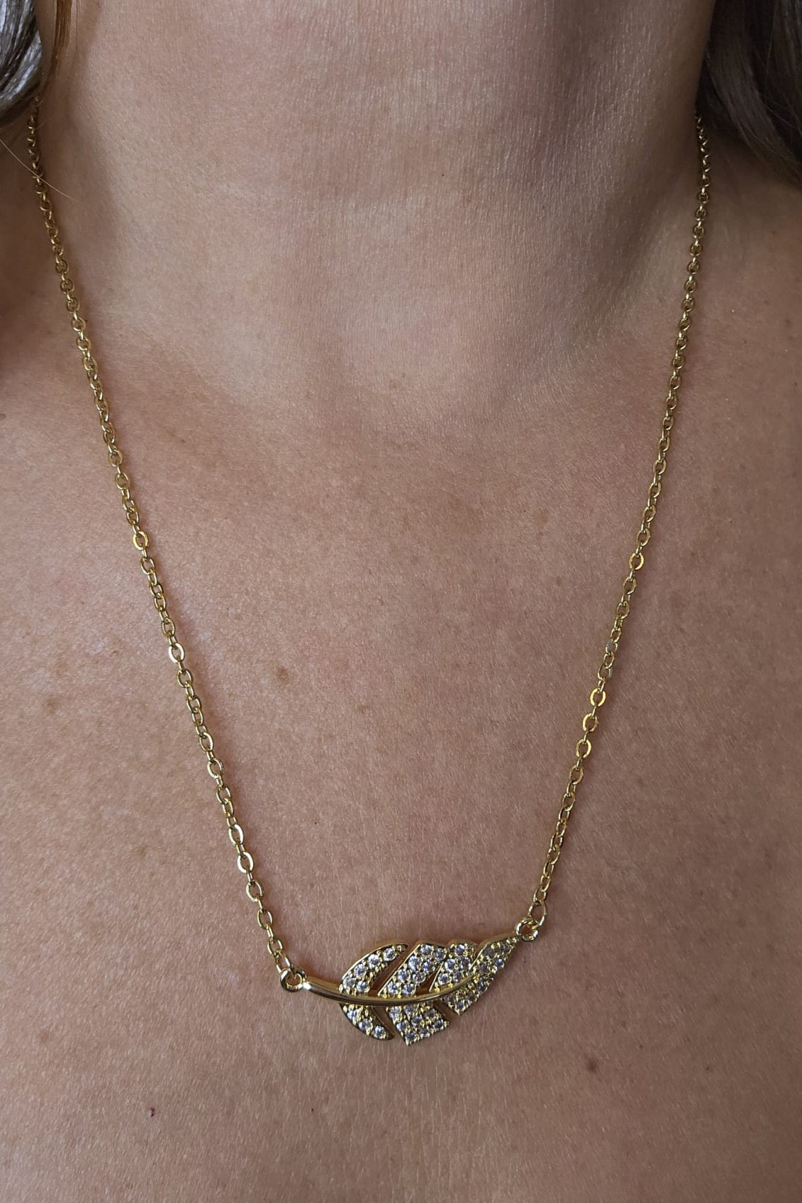 CADENA DORADA DE HOJA CON BRILLANTES