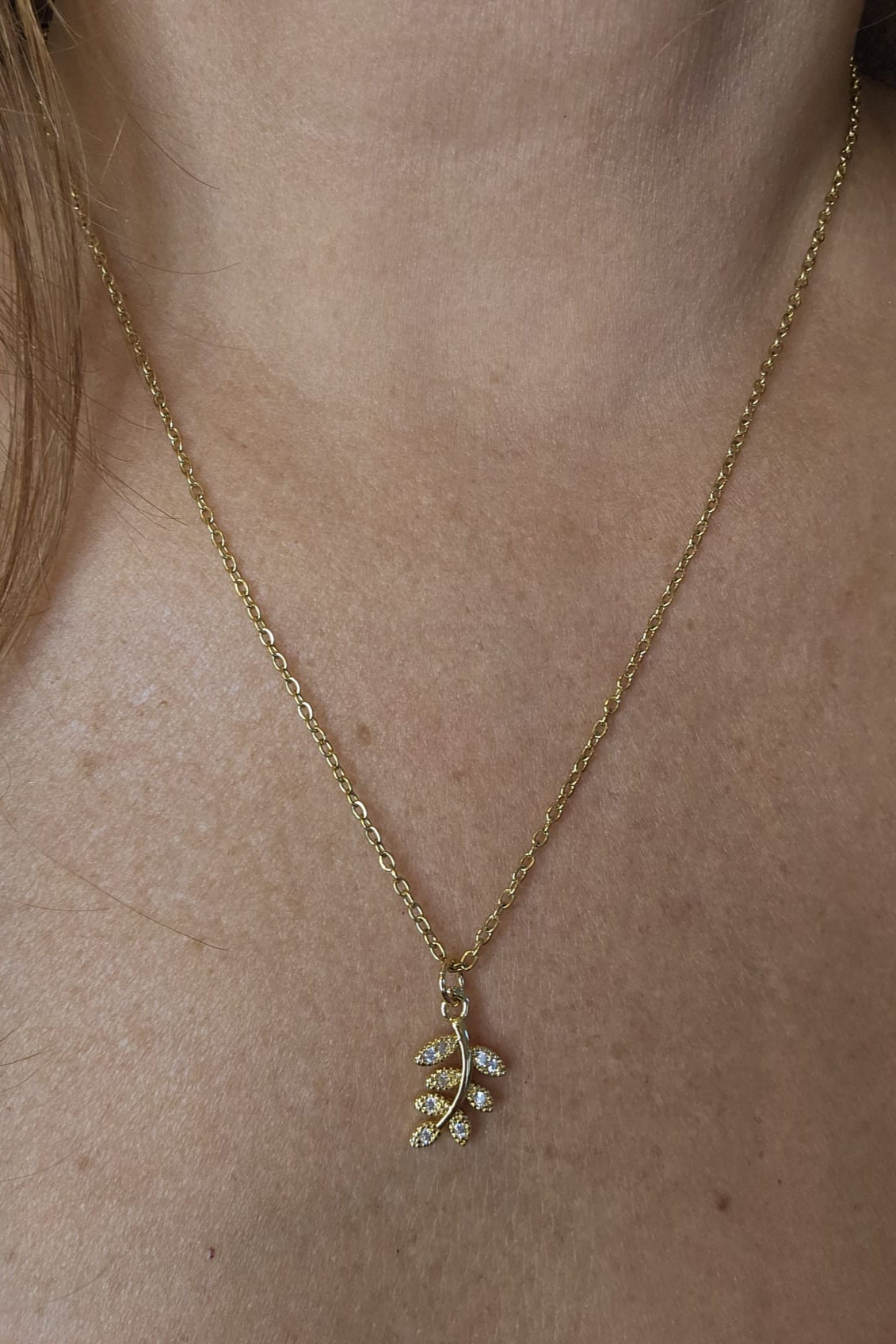 CADENA DORADA CON PENDANT DE HOJA PEQUEÑA CON BRILLANTES