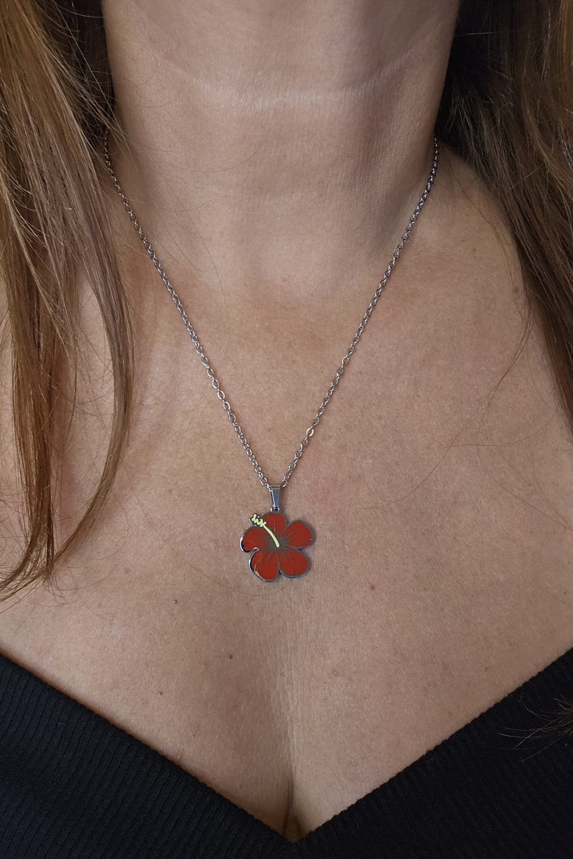 SET DE CADENA PLATEADA CON AMAPOLA ROJA, PANTALLAS Y SORTIJA