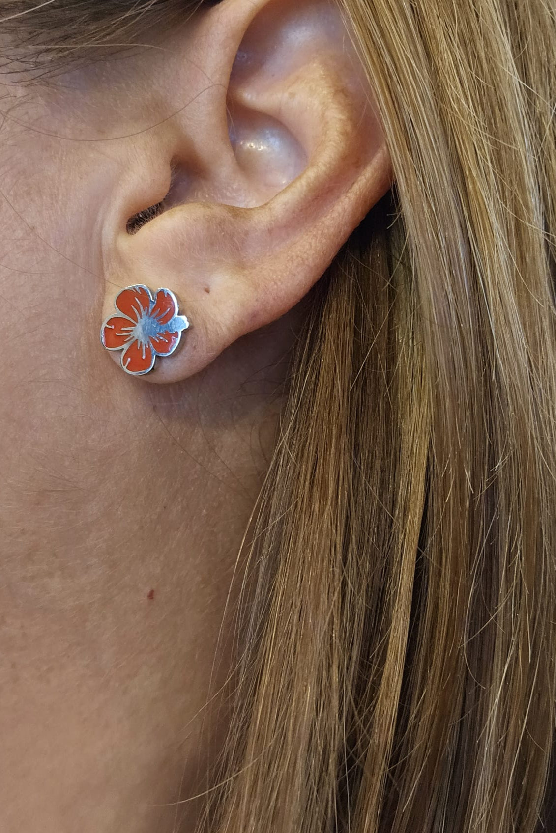 SET DE CADENA PLATEADA CON AMAPOLA ROJA, PANTALLAS Y SORTIJA