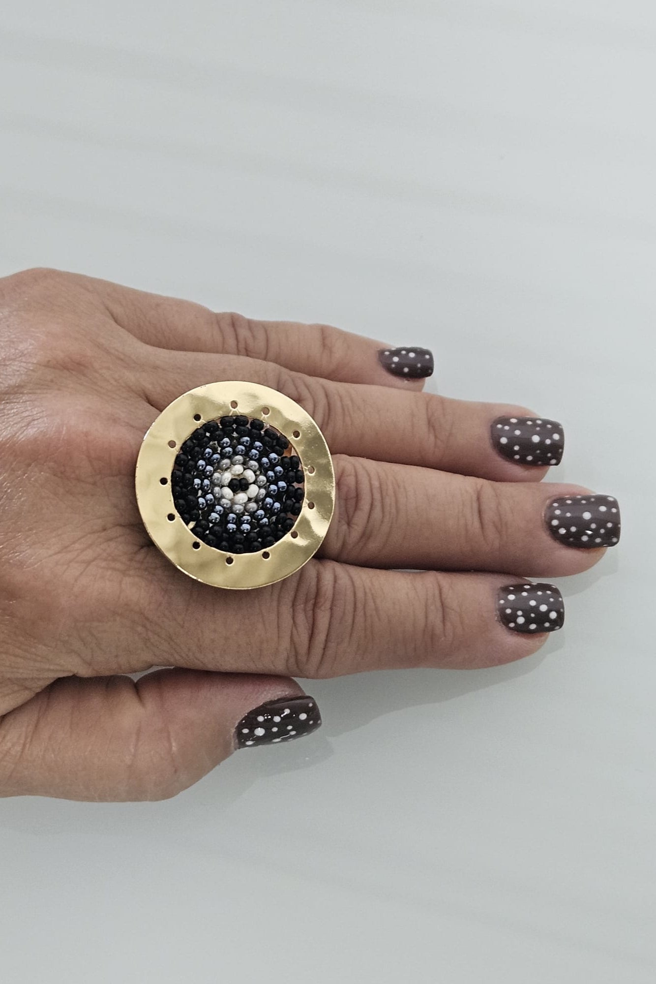 SORTIJA GRANDE DORADA CON NEGRO, GRIS Y BLANCO