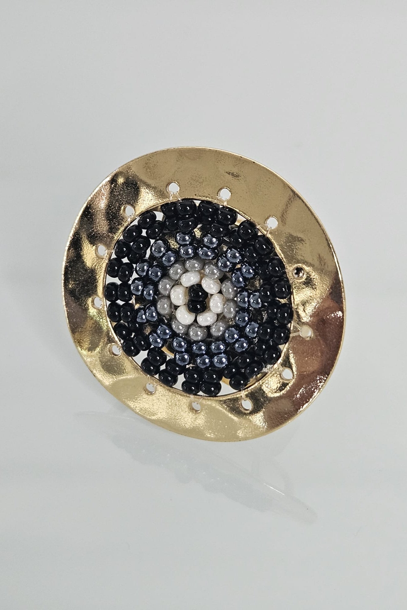 SORTIJA GRANDE DORADA CON NEGRO, GRIS Y BLANCO