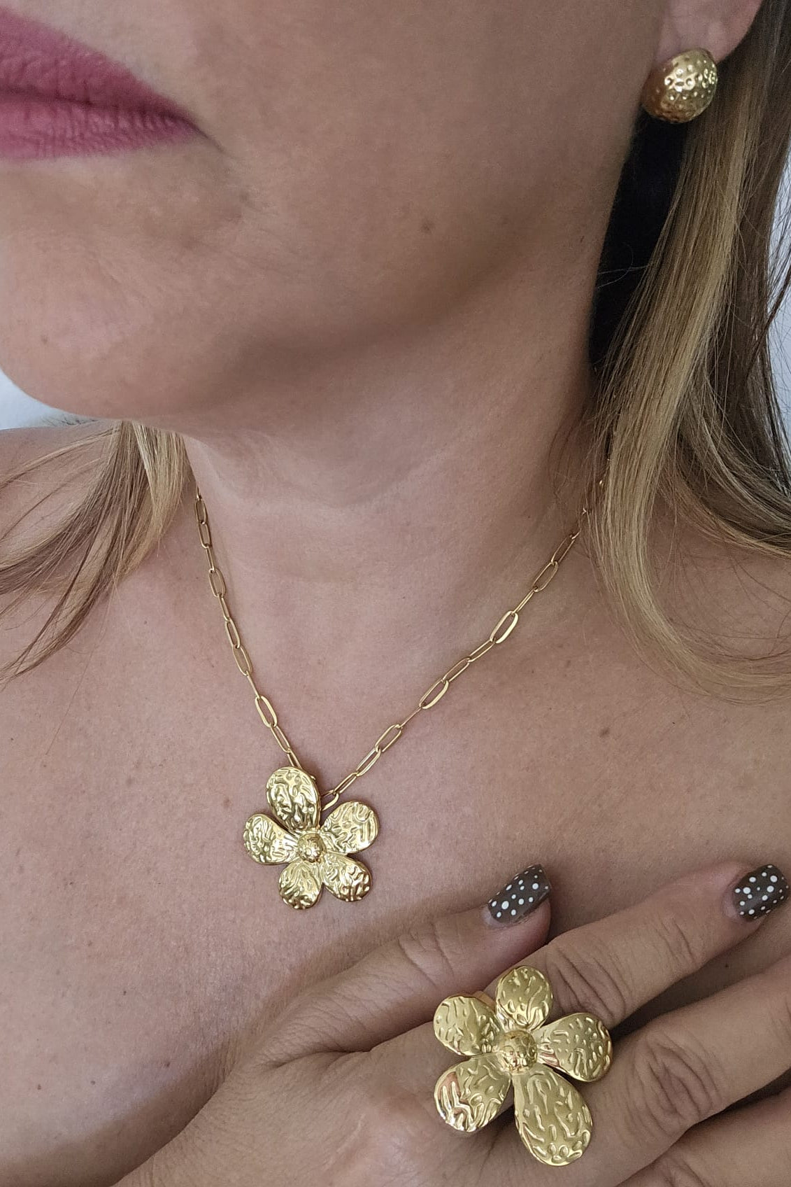 SET DORADO DE CADENA Y SORTIJA DE FLOR CON PANTALLAS