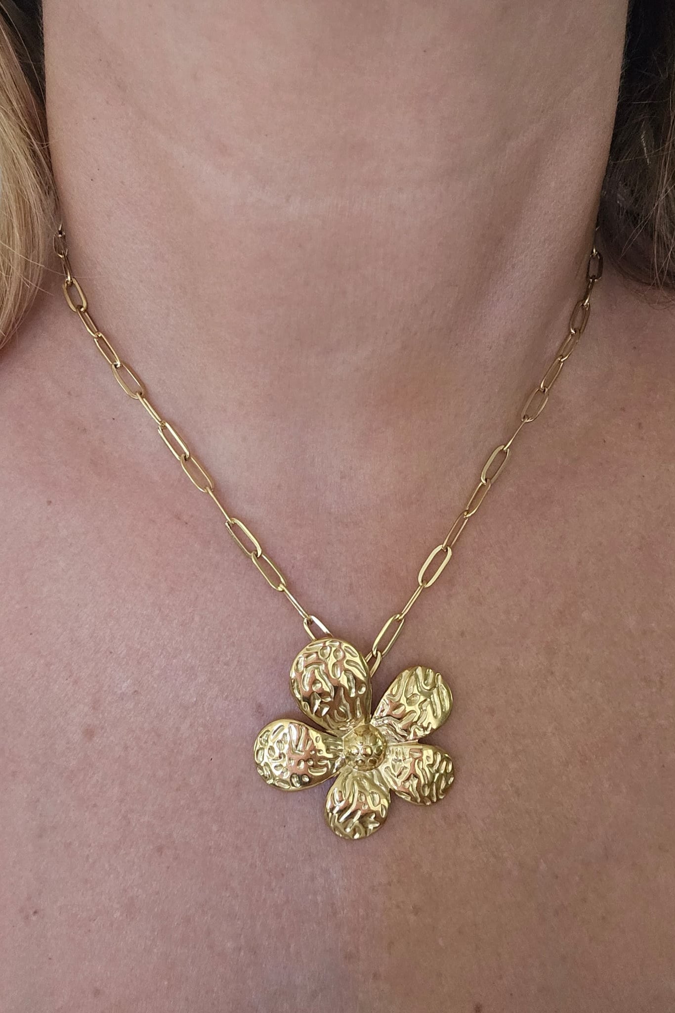 SET DORADO DE CADENA Y SORTIJA DE FLOR CON PANTALLAS