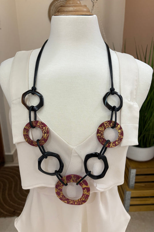 COLLAR EN RESINA COLOR MORADO, NEGRO Y ORO
