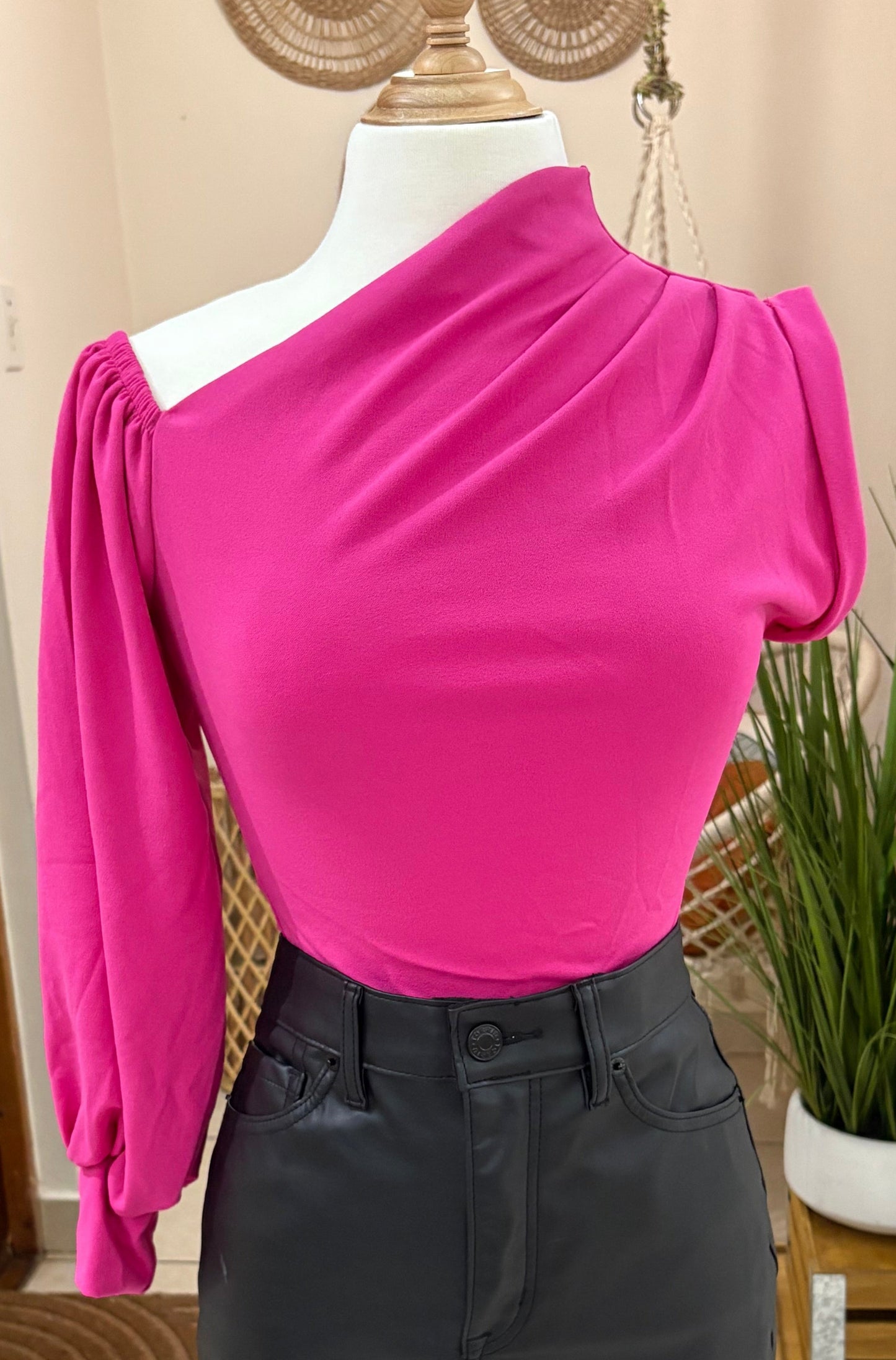 BLUSA "ONE SHOULDER" FUCSIA
