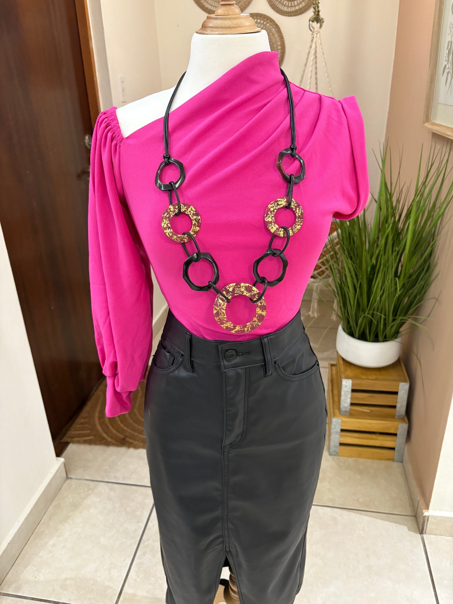 BLUSA "ONE SHOULDER" FUCSIA