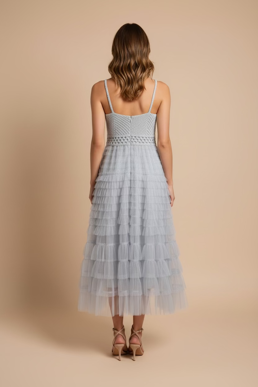 TRAJE TEJIDO Y CON TUL GRIS