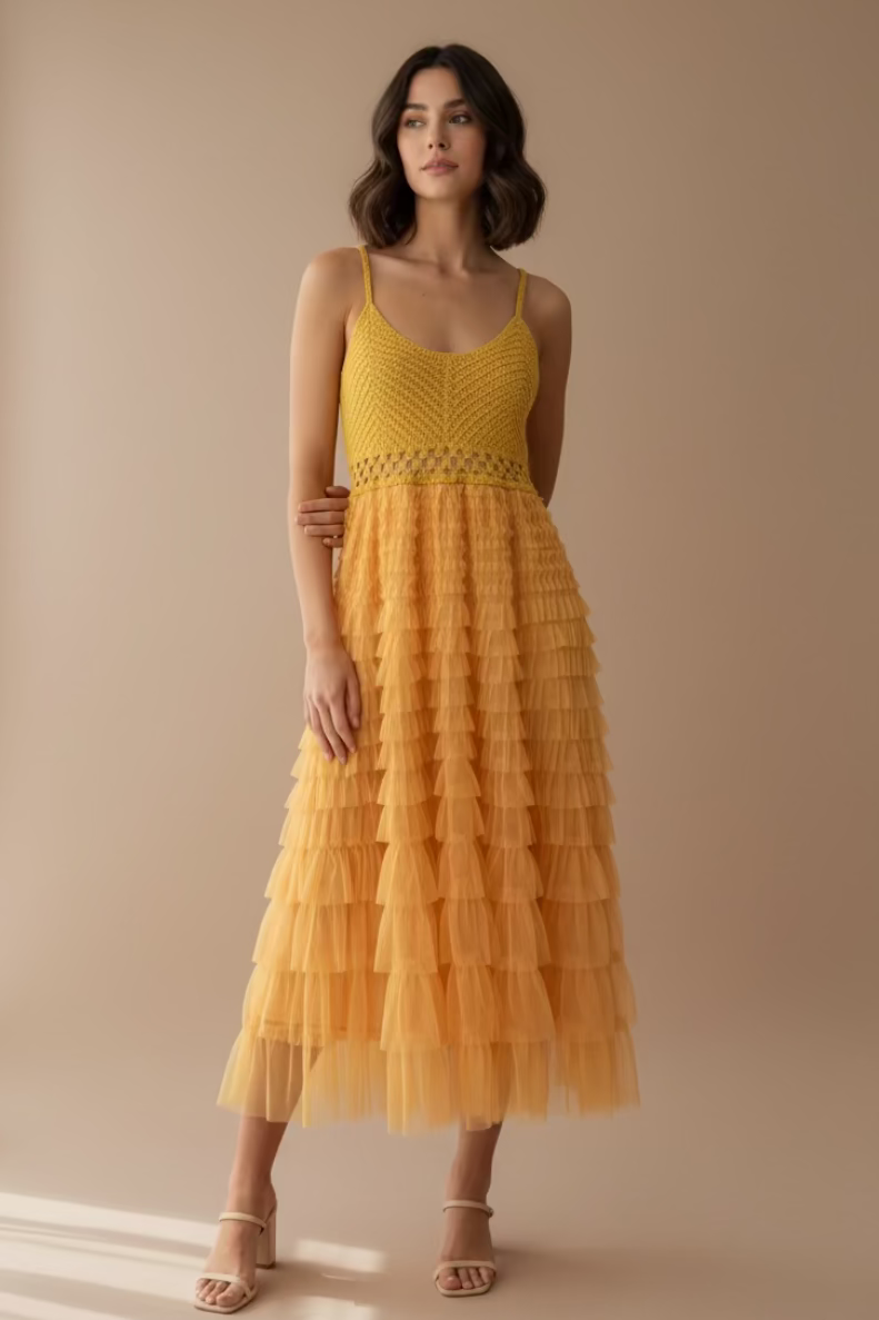 TRAJE TEJIDO Y CON TUL AMARILLO