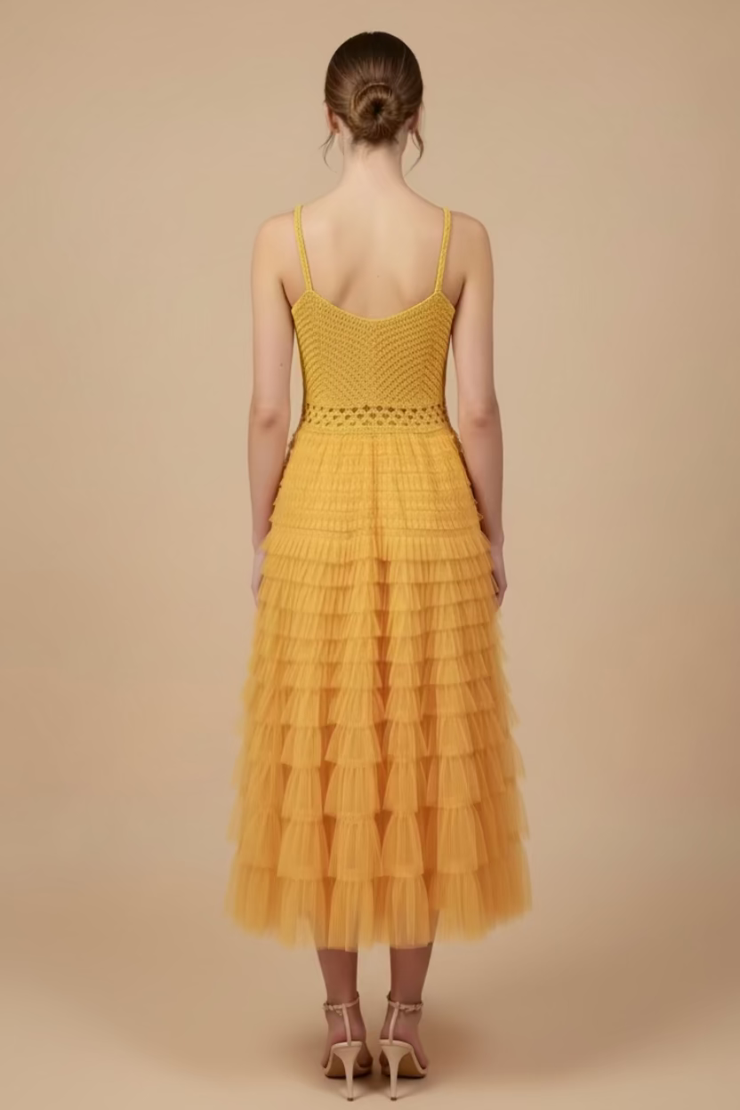 TRAJE TEJIDO Y CON TUL AMARILLO