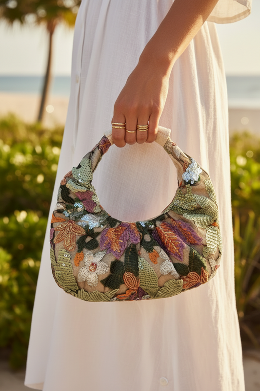 CARTERA DISEÑO EN FLORES EN LENTEJUELAS ROSAS Y VERDE