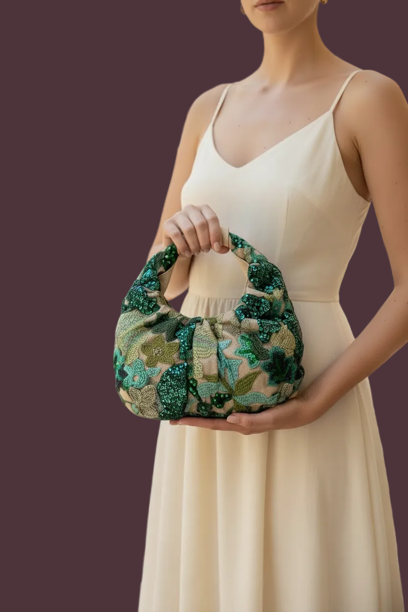 CARTERA DISEÑO EN FLORES EN LENTEJUELAS VERDES Y TURQUESA