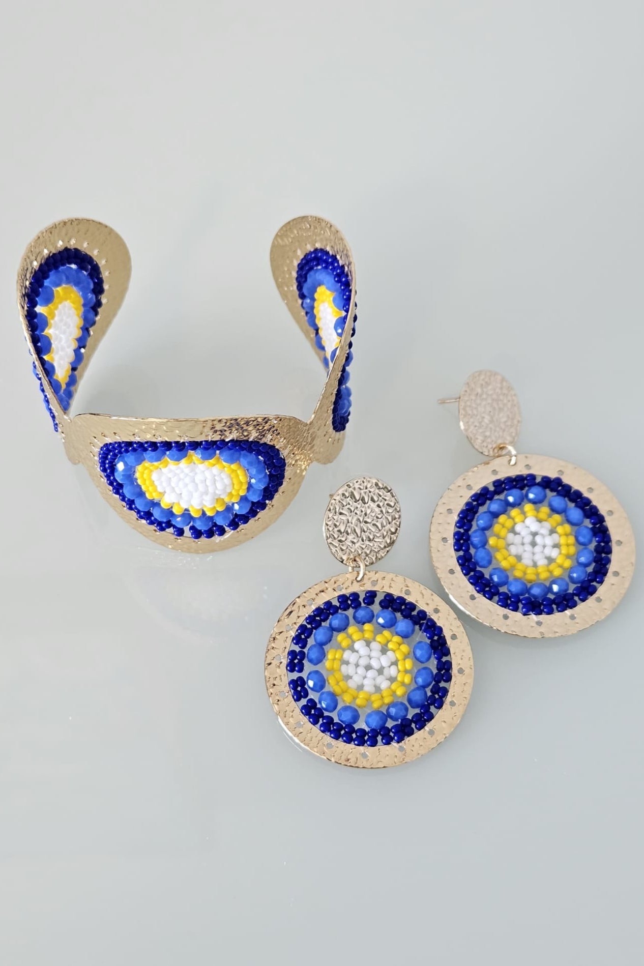 GOLD BRACELET AND EARRING SET WITH BLUE, YELLOW AND WHITE