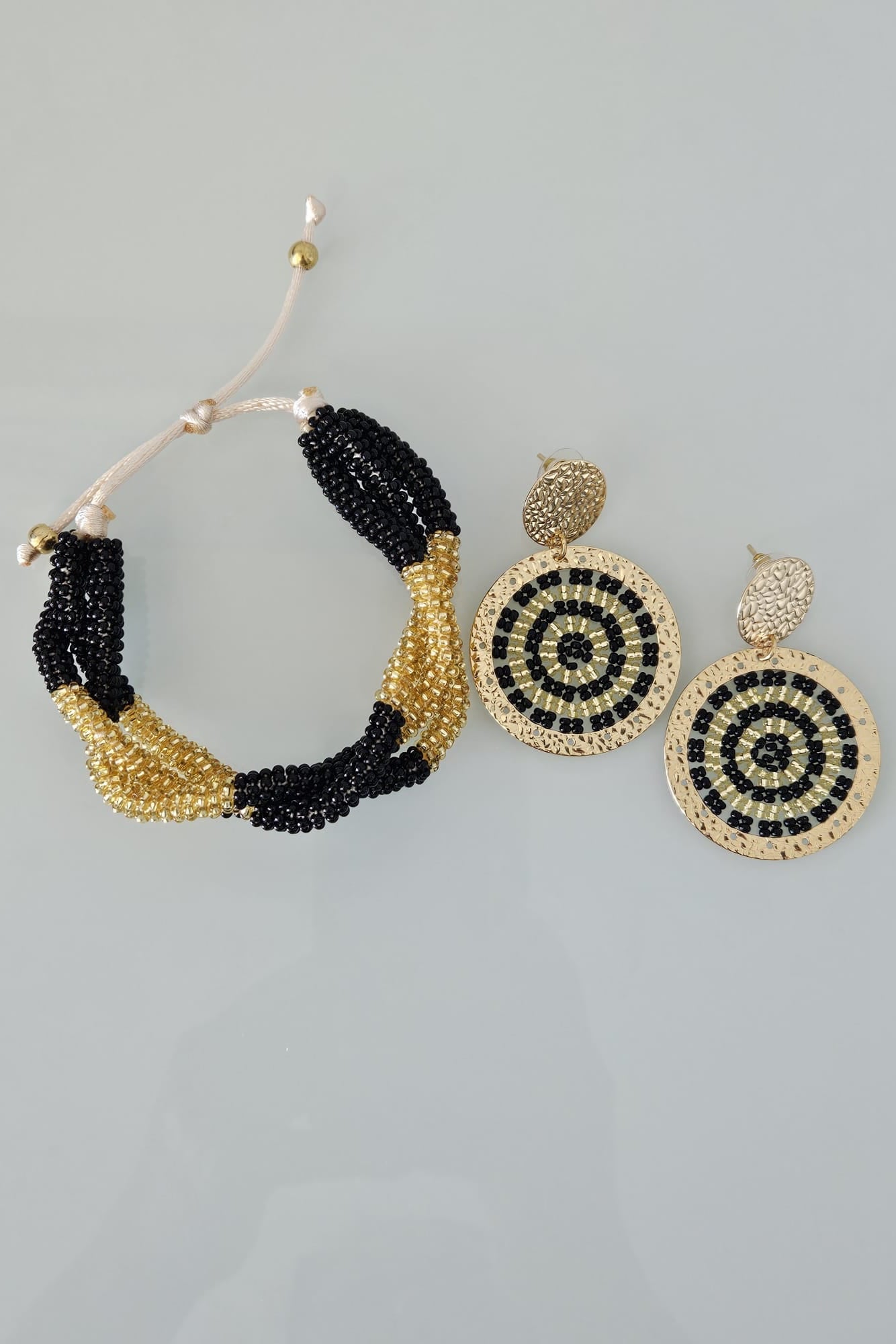 SET DE PULSERA TRENZADA Y ARETES NEGRO Y DORADO