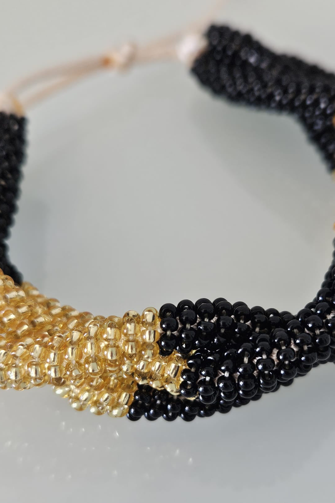 SET DE PULSERA TRENZADA Y ARETES NEGRO Y DORADO