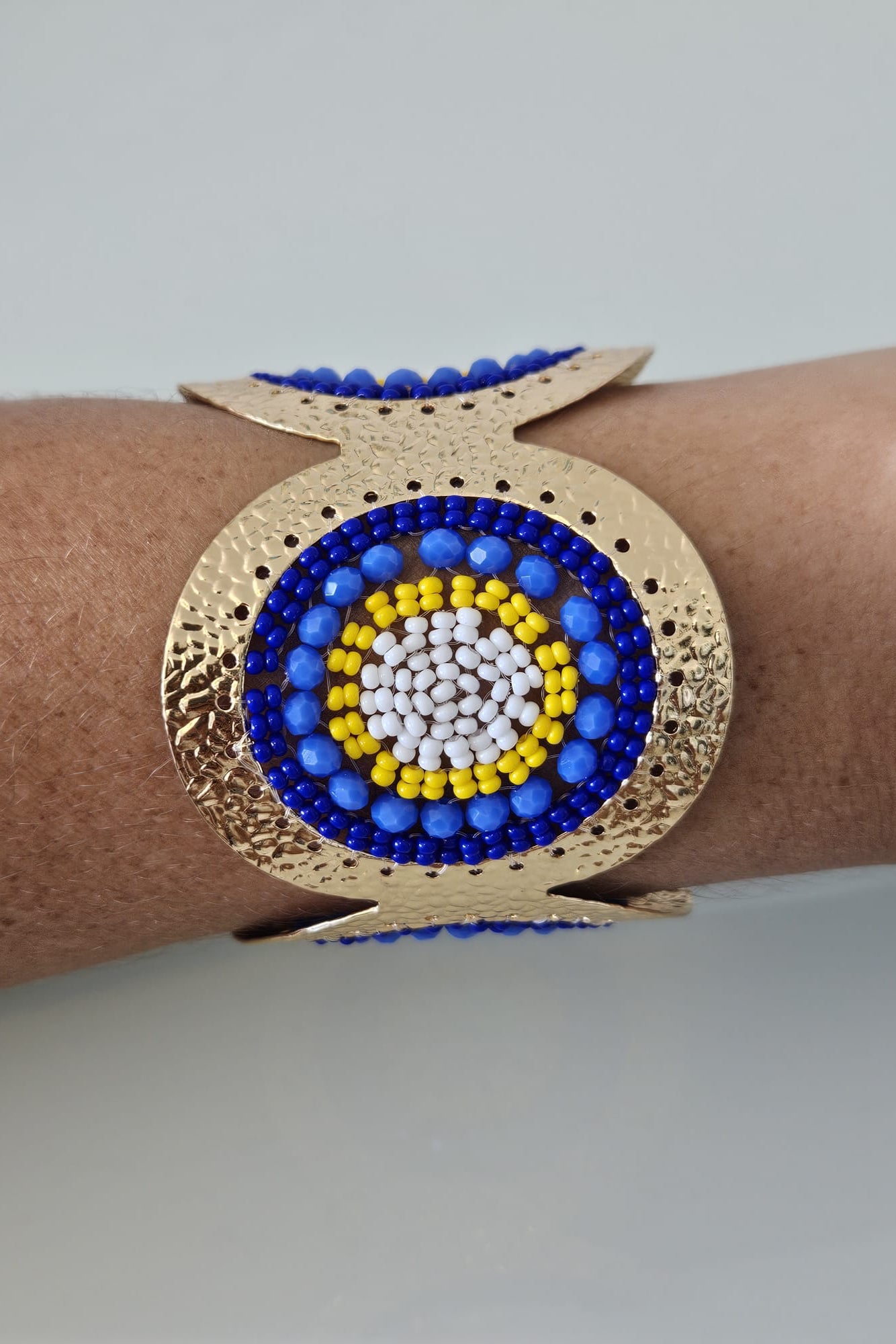 GOLD BRACELET AND EARRING SET WITH BLUE, YELLOW AND WHITE