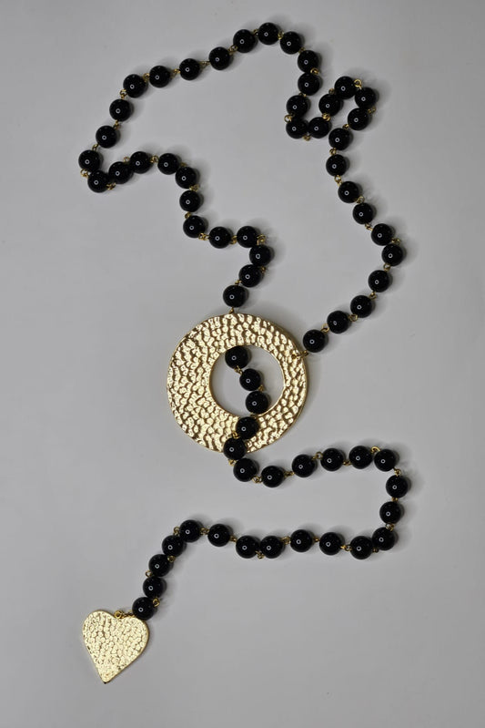 COLLAR DE ESFERAS NEGRAS, CIRCULO Y CORAZÓN COLOR ORO