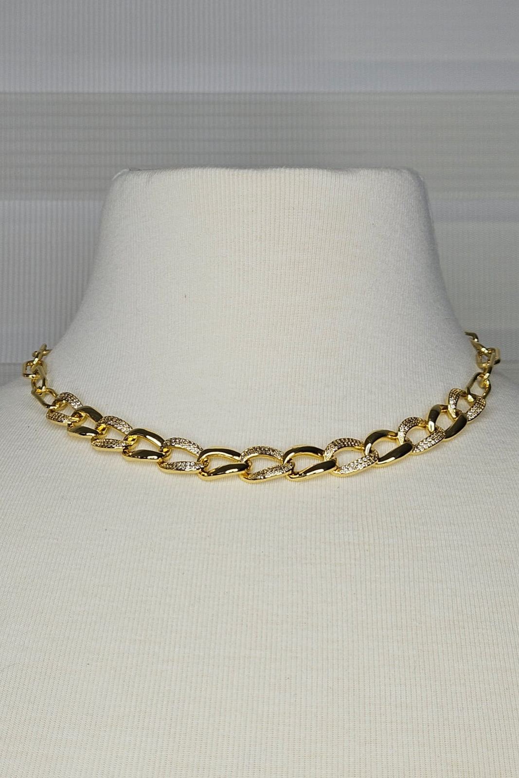 COLLAR DE ESLABONES CON BRILLANTES COLOR ORO