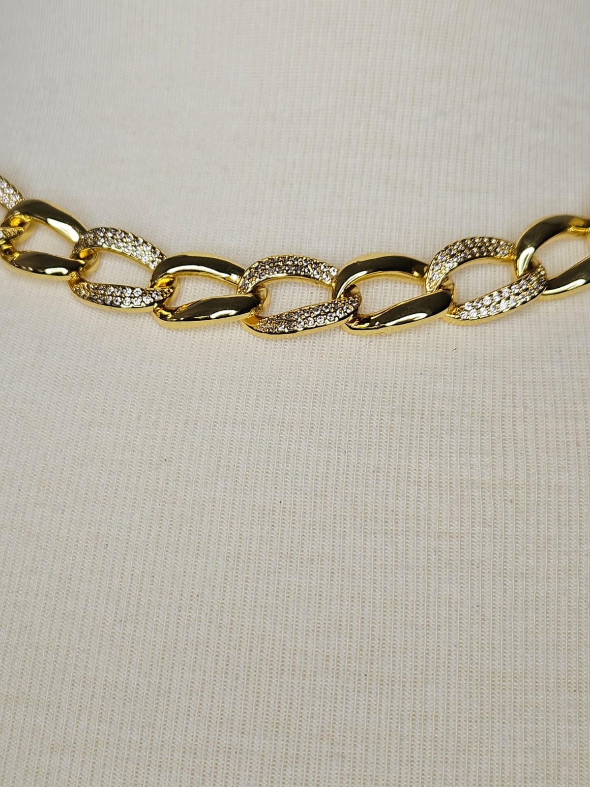 COLLAR DE ESLABONES CON BRILLANTES COLOR ORO