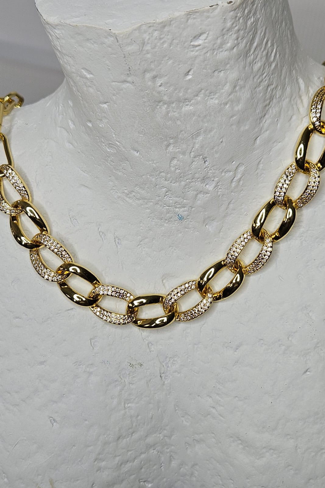 COLLAR DE ESLABONES CON BRILLANTES COLOR ORO