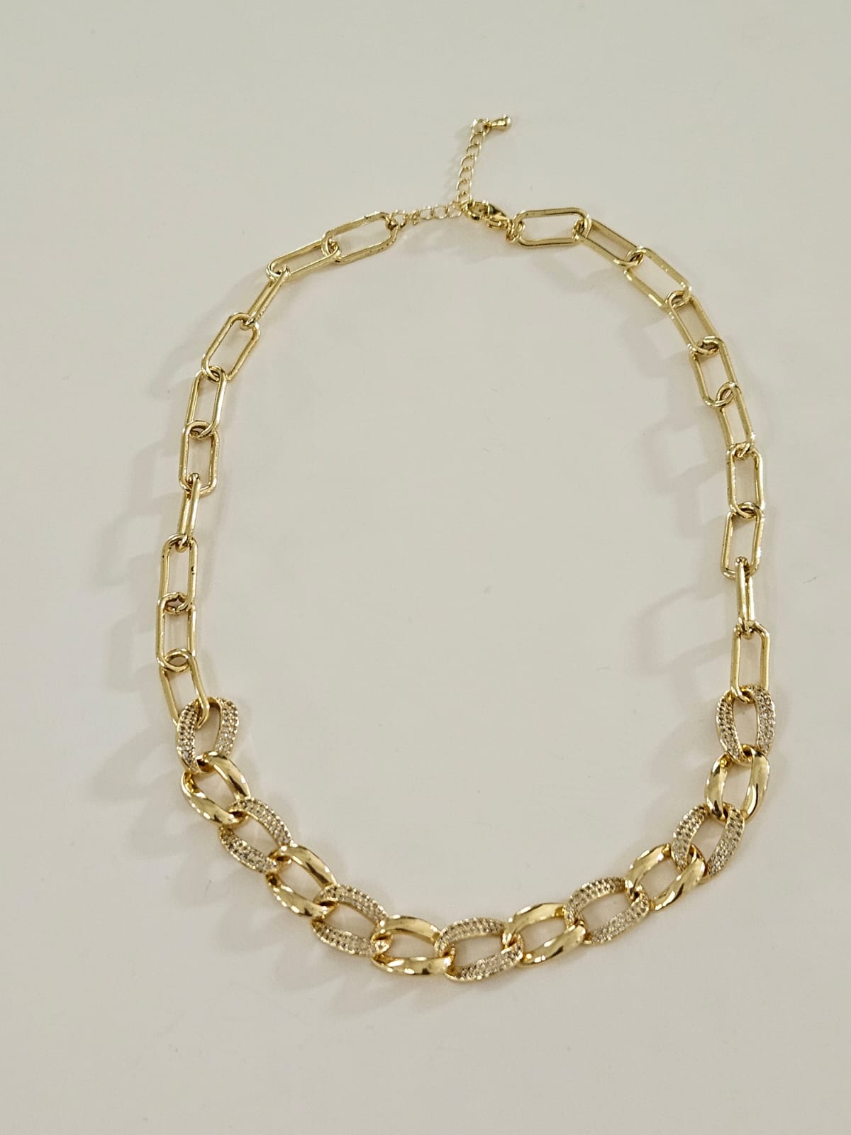 COLLAR DE ESLABONES CON BRILLANTES COLOR ORO