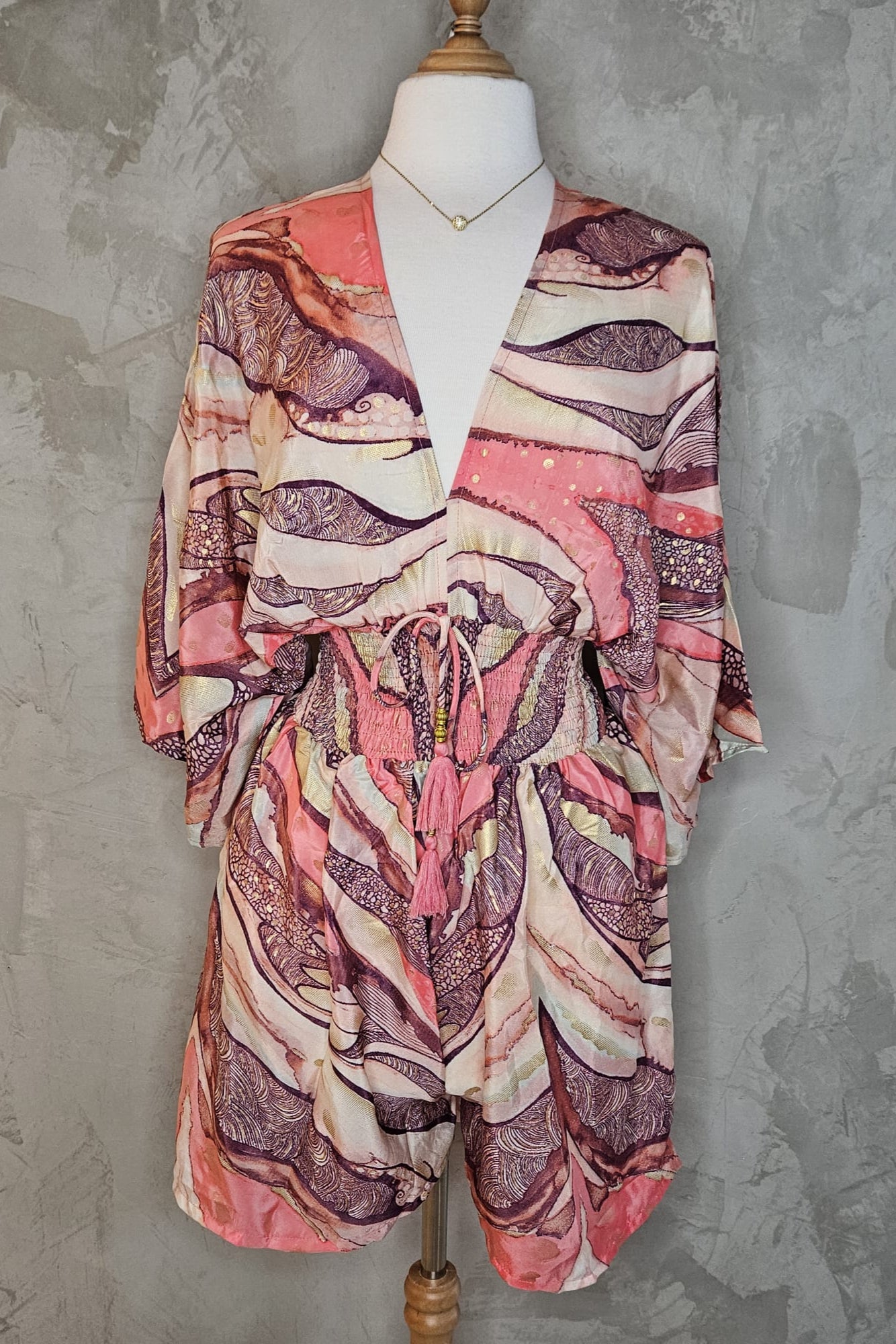 ROMPER EN TONOS CORAL, VIOLETA Y DETALLES DORADOS